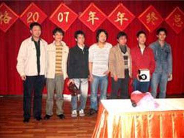 营销部经理为生日的员工颁发生日礼物